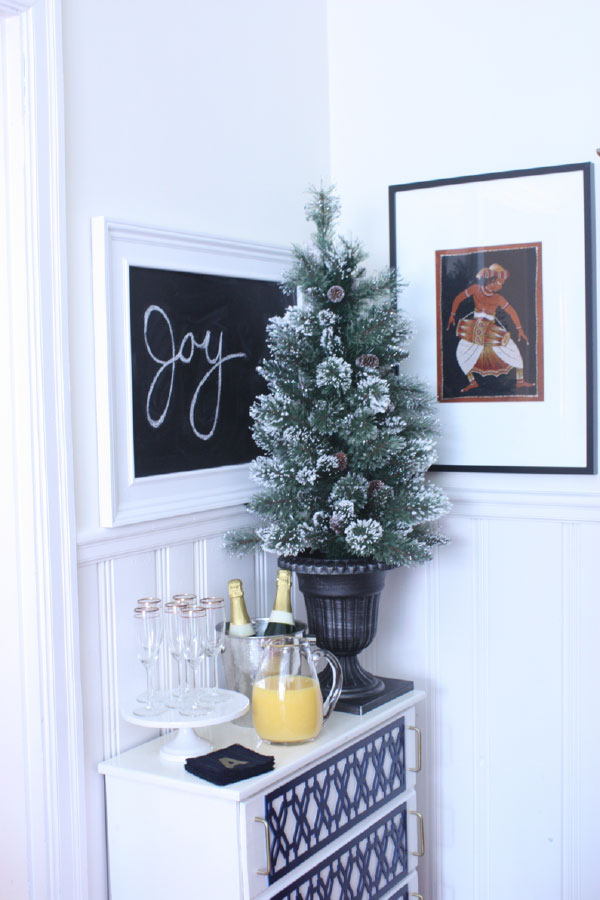 small-apartment-christmas-tree