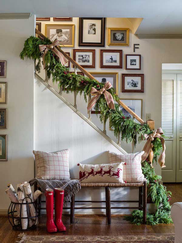 stairs-banister-christmas-decorations-design