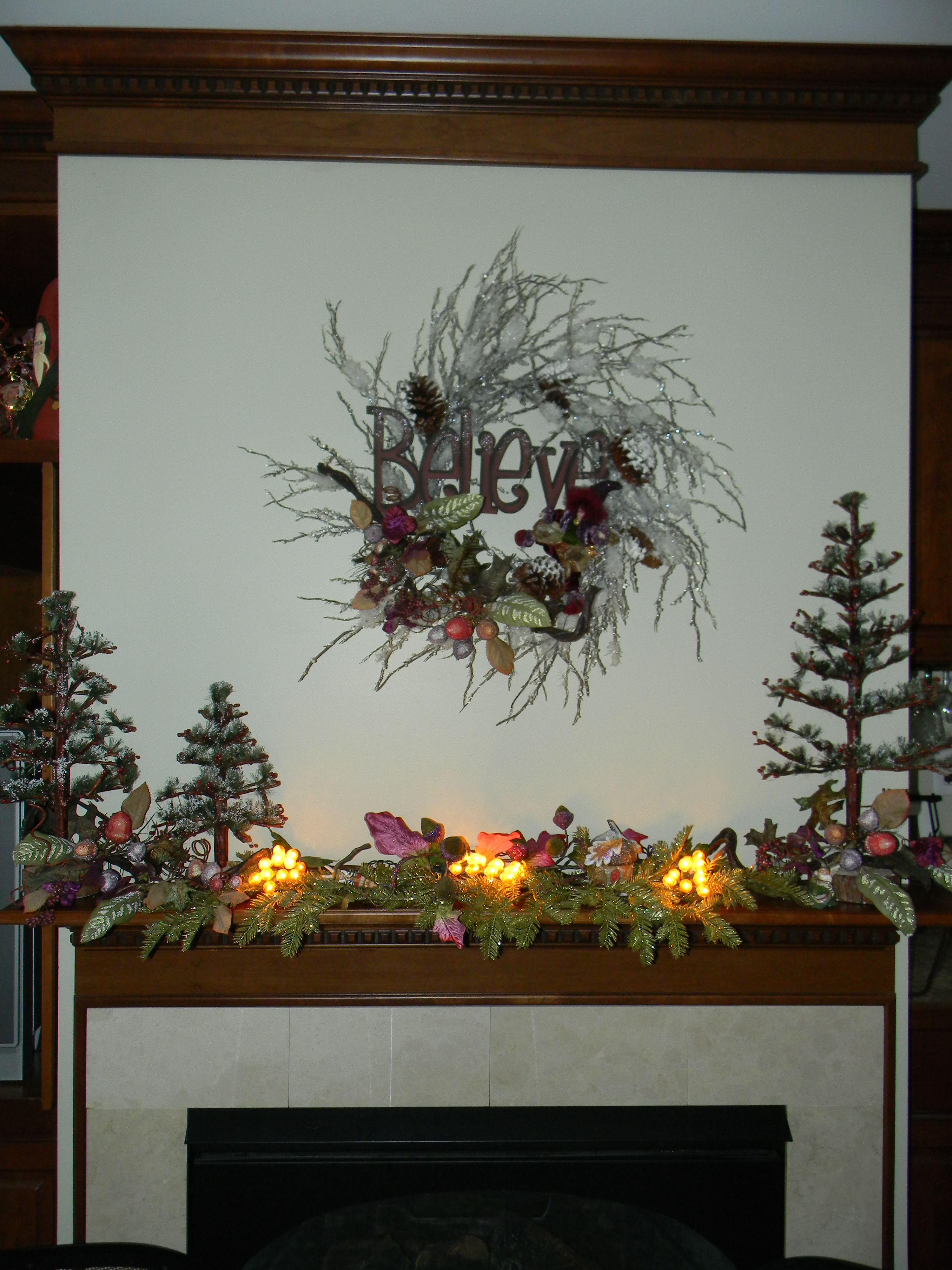whimsical-christmas-mantle-decorations