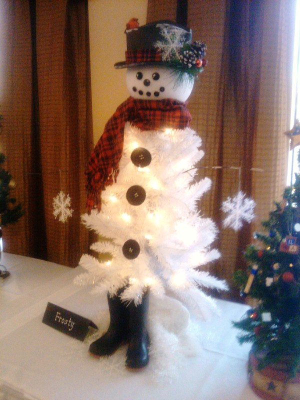 white-christmas-tree-as-snowman-fine-design