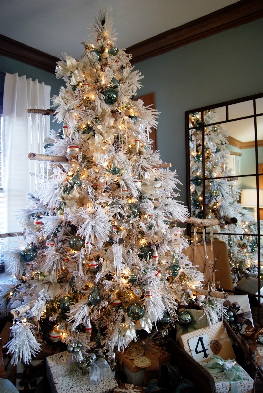 white-flocked-christmas-tree-decorating-ideas