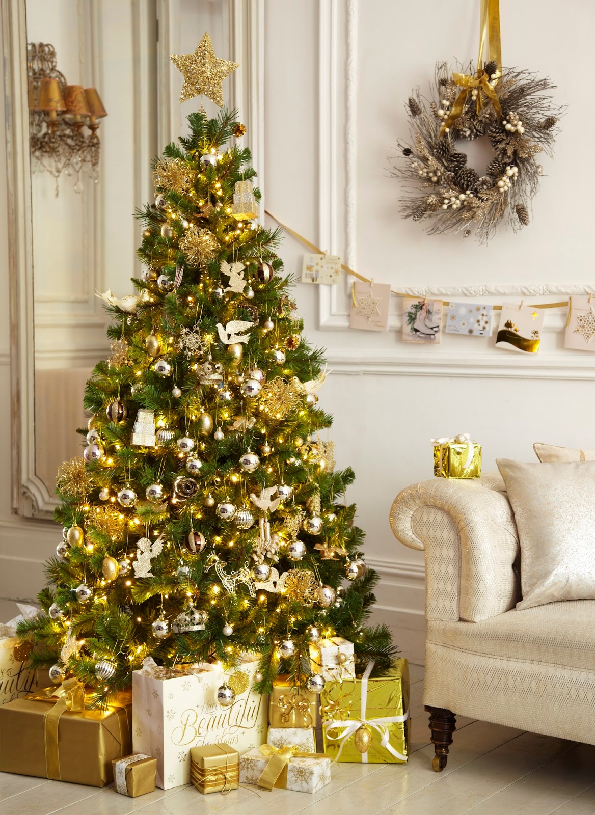 white-and-gold-christmas-tree-decoration