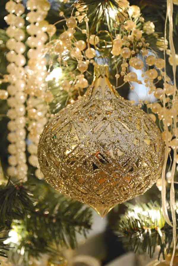 gold-christmas-tree-ornaments