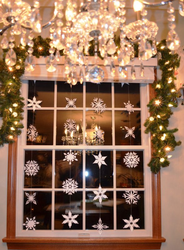25 Rustic Christmas Window Decorations Ideas - Decoration Love