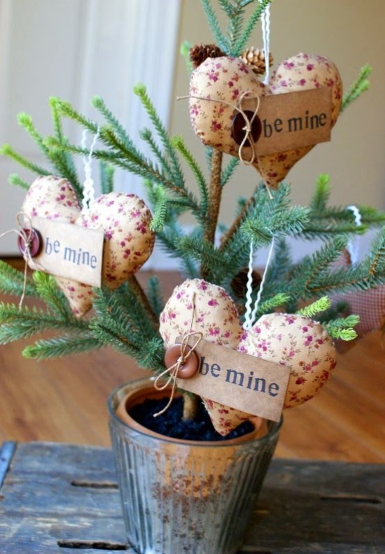 valentine-tree-with-ornaments