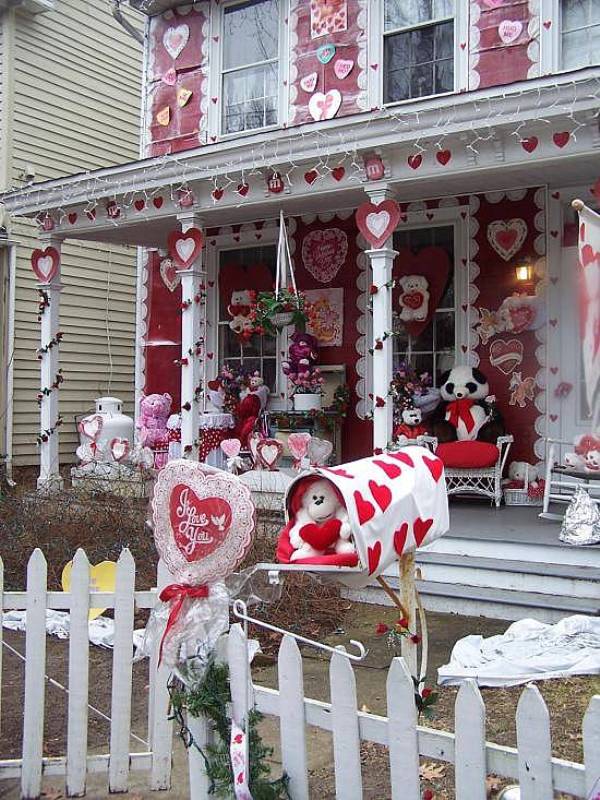 red-house-decorated-for-valentines-day